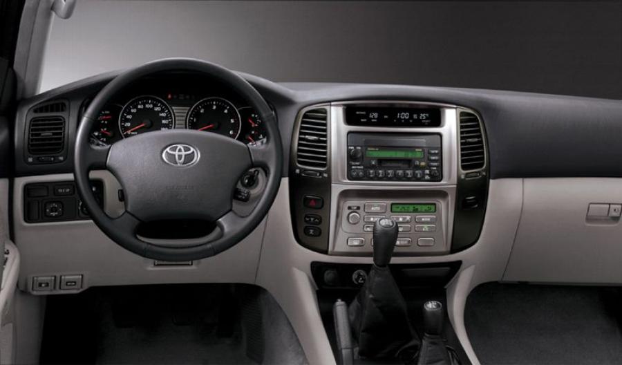 Торпедо Toyota Land Cruiser 100 GX-R (J100-101) 2005 года  (UAE) (фото 2 из 3)